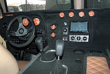 Комплектация Люкс автомобиля ГАЗ-233001 Тигр в части интерьера салона машины предусматривала