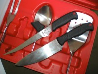 Нержавеющая сталь 420J2 на клинках кухонного и филейного ножа чудес ожидаемо не показывает