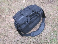 Переноска сумки 5.11 Tactical Side Trip Briefcase осуществляется с помощью двойной разъемной ручки