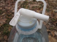 Самодельная крышка с краном, которая сделана на основе крышки от обычной пяти или шестилитровой ПЭТ бутылки