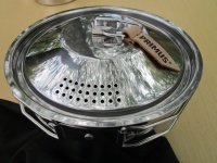 Крышки кастрюль CampFire Pot оснащены интегрированным дуршлагом и металлической петлей с замком