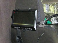 Крепление автомобильного телевизора Samsung SA1111BK на спинке сиденья Уаз за подголовником