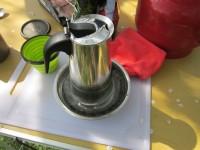 Гейзерная кофеварка сразу же снимается с огня и остужается в заранее приготовленной емкости с холодной водой