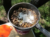 Когда грибы с луком обжарились, добавляем в сковородку муку