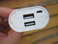 Soshine E4 работает от порта USB или с помощью переходника от бытовой сети 220