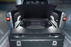 У пикапа Rivian R1T имеются четыре дополнительных багажника, образовавшихся в силу специфики электромобильной компоновки